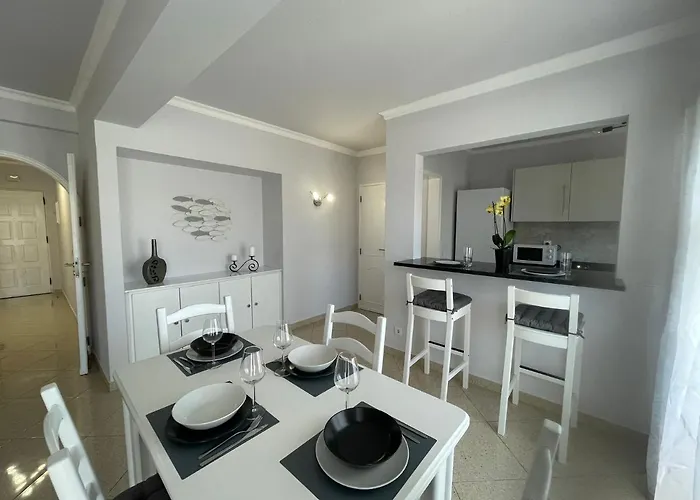 King's Village البوفيرا