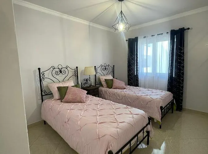 King's Village البوفيرا