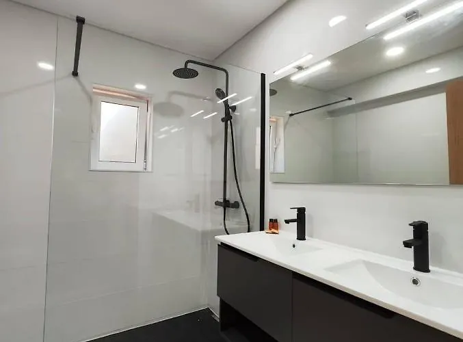 King's Village شقة