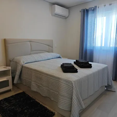 King's Village Daire